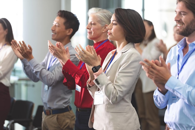 Foto pessoas de negócios aplaudindo em um seminário de negócios