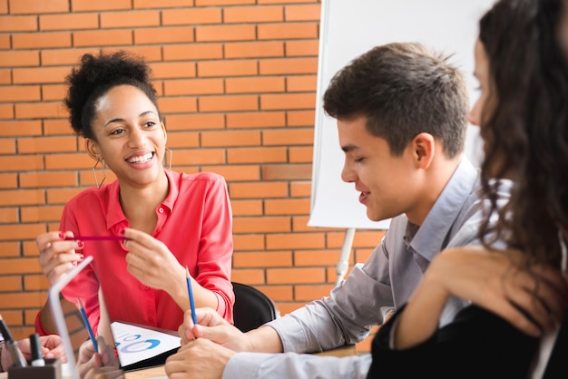 Foto pessoas de negócios casuais na reunião