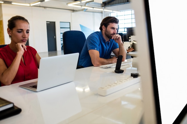 Foto pessoas de negócios casuais usando laptops