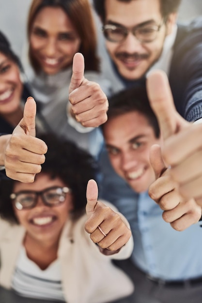 Pessoas de negócios com as mãos e os polegares acima para obter sucesso ou trabalho em equipe no escritório Visão superior do grupo de funcionários mostrando emoji de mão ou polegar sim assine ou goste de vitória em equipe ou bom trabalho