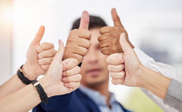 Pessoas de negócios com as mãos e os polegares para cima no acordo de trabalho em equipe para um bom emprego ou sucesso no escritório Mão dos funcionários do grupo mostrando o polegar emoji sim, sinal ou como no suporte à equipe no local de trabalho