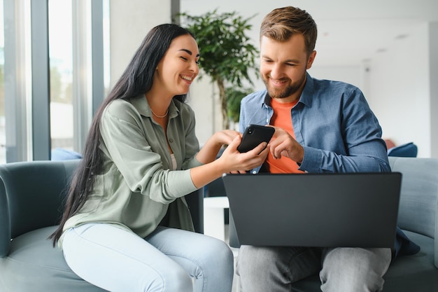 Pessoas de negócios com laptop sentado no escritório e consultoria