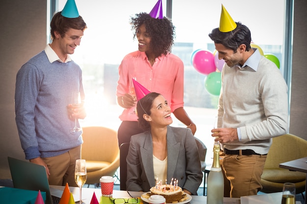 Pessoas de negócios comemorando aniversário