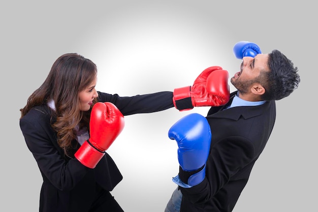 Foto pessoas de negócios conceito de boxe mulher atropelada em fundo brancoeste tem caminho de recorte