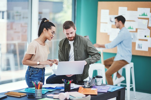 Pessoas de negócios criativas e planejamento de equipe em laptop em reunião com estatísticas de dados ou kpi Gerente de grupo ou discussão no computador em startup para brainstorming de marca ou métricas de desempenho de campanha