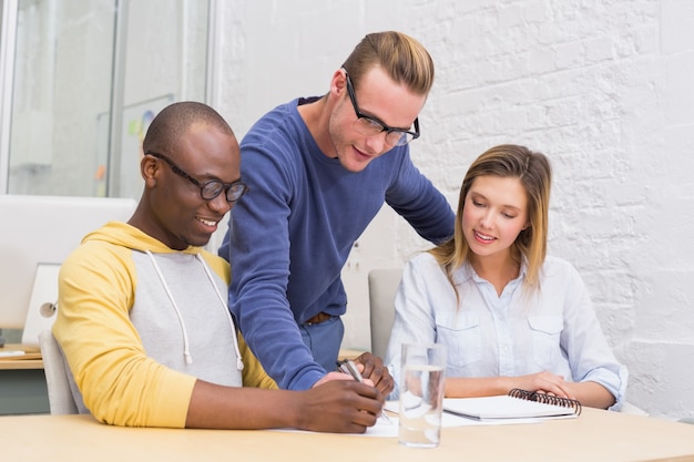 Pessoas de negócios criativos em reunião