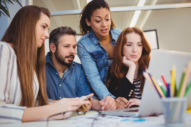 Pessoas de negócios criativos usando laptop