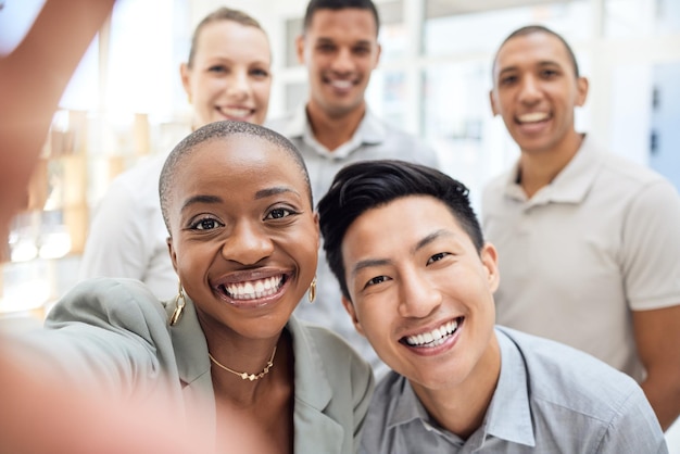 Foto pessoas de negócios de diversidade selfie e grupo de retratos de equipe e colaboração de marketing digital ou formação de equipes de seo sorriso feliz no local de trabalho e trabalho em equipe com tecnologia e conexão