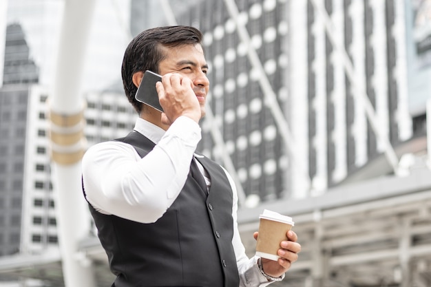 Pessoas de negócios de estilo de vida se sentem felizes usando o smartphone.