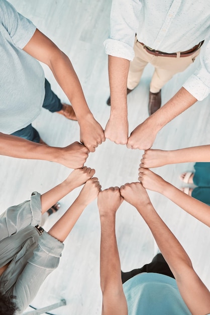 Pessoas de negócios de trabalho em equipe e círculo de mãos para suporte de colaboração e motivação para estratégia de missão e visão de sucesso Sinergia superior e funcionários de homens e mulheres na formação de equipes para confiança