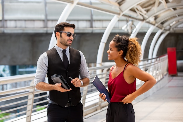 Pessoas de negócios discutem um ao outro para o dia da amizade