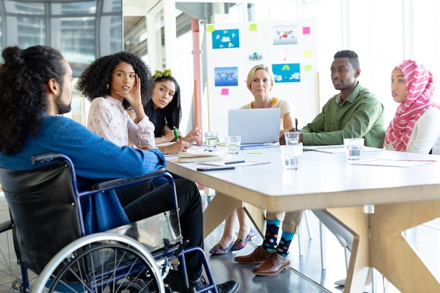 Foto pessoas de negócios discutindo entre si em uma reunião em uma sala de conferências em um escritório moderno