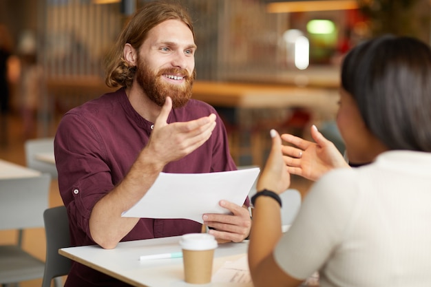 Pessoas de negócios, discutindo o relatório