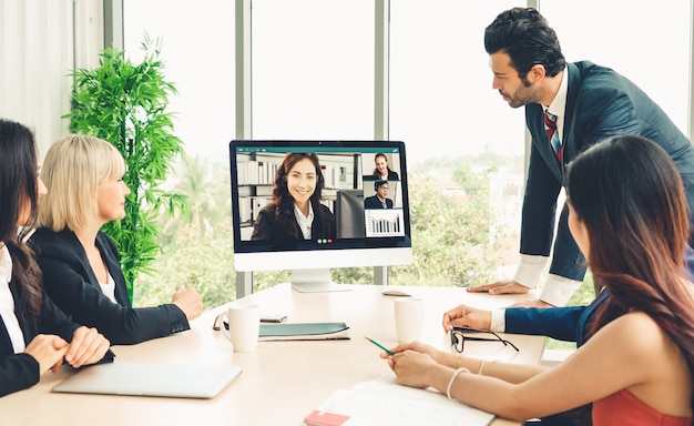 Pessoas de negócios do grupo de chamada de vídeo reunidas no local de trabalho virtual ou escritório remoto