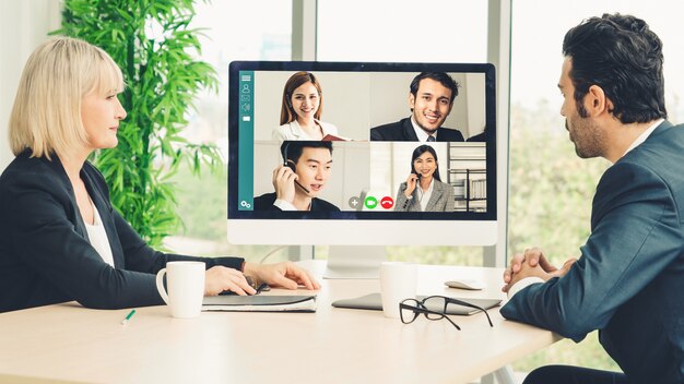 Pessoas de negócios do grupo de chamada de vídeo reunidas no local de trabalho virtual ou escritório remoto