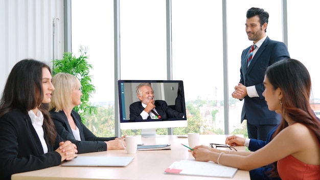 Pessoas de negócios do grupo de chamada de vídeo reunidas no local de trabalho virtual ou escritório remoto