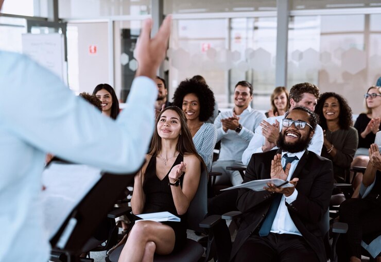 Foto pessoas de negócios e aplausos para orador apresentação apresentador discurso e treinamento corporativo com profissionais seminário de carreira de apoio e conferência da empresa com funcionários aplaudindo e multidão