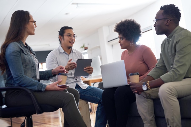 Foto pessoas de negócios e escritórios com tecnologia para planejamento com estratégia trabalho em equipe e colaboração empregados de coworking e feedback sobre relatório ou resultados com bate-papo sobre projeto como designers gráficos