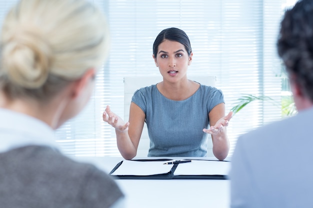 Pessoas de negócios em discussão em um escritório