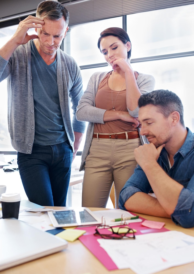 Foto pessoas de negócios em equipe e pensando com tablet em reunião de mesa para gerenciamento e planejamento de projetos ideias de resolução de problemas e busca de solução com tecnologia grupo criativo e carreira de startup
