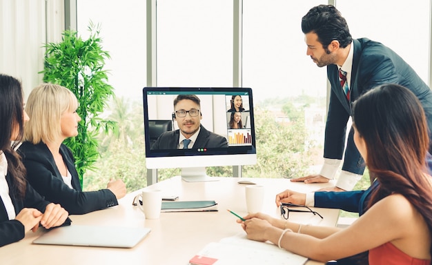 Pessoas de negócios em grupo de videochamada reunidos em um local de trabalho virtual ou escritório remoto