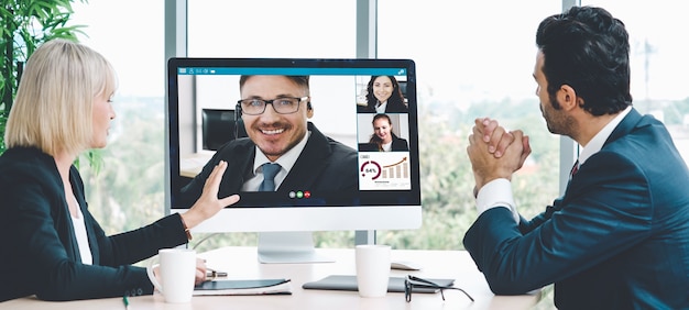 Pessoas de negócios em grupo de videochamada reunidos em um local de trabalho virtual ou escritório remoto