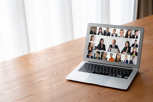 Foto pessoas de negócios em videoconferência para uma reunião de grupo virtual de moda