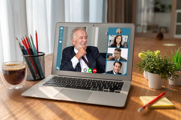 Pessoas de negócios em videoconferência para uma reunião de grupo virtual de trabalhadores de escritórios corporativos.