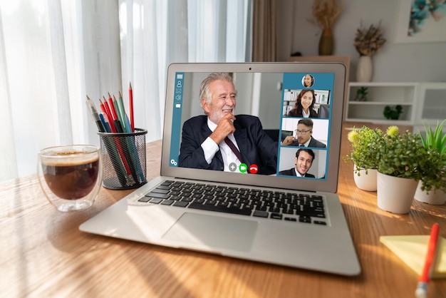 Pessoas de negócios em videoconferência para uma reunião virtual de grupo de trabalhadores de escritórios de negócios corporativos
