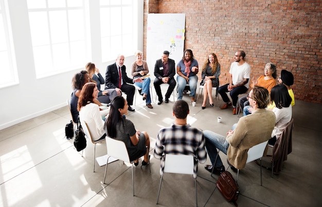 Pessoas de negócios estão tendo uma discussão