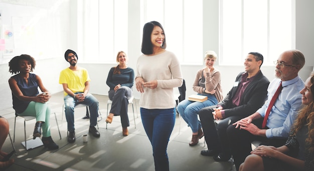 Pessoas de negócios estão tendo uma discussão