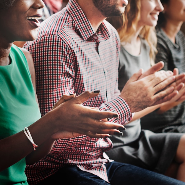 Pessoas de negócios estão tendo uma discussão