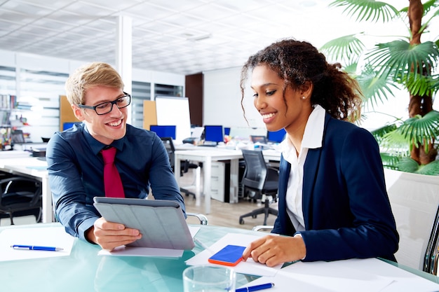 pessoas de negócios étnicos multi trabalho em equipe touch pad