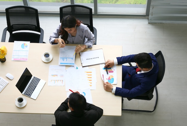 Pessoas de negócios, falando na reunião da sala de conferências