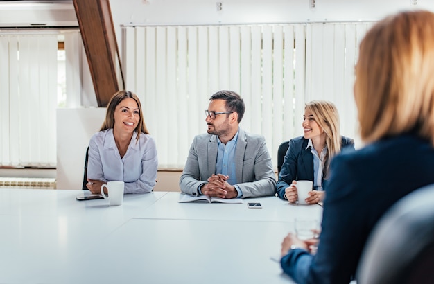 Pessoas de negócios falando na sala de reuniões.