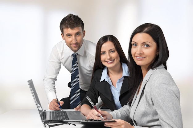 Pessoas de negócios fazendo relatório na mesa com laptop na mesa