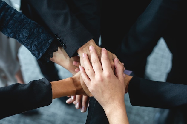 Pessoas de negócios feliz mostrando trabalho em equipe e dando cinco depois de assinar acordo ou contrato com parceiros estrangeiros no interior do escritório.