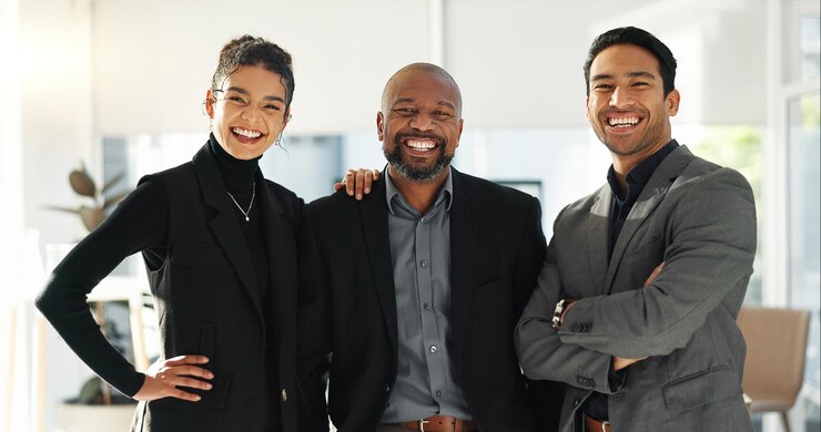 Foto pessoas de negócios felizes com a diversidade e o rosto da equipe com sorriso grupo de conselheiros financeiros no local de trabalho colaboração profissional e confiança confiança em parceiros de retrato e contabilidade