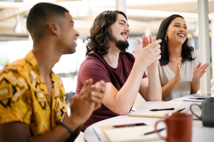 Foto pessoas de negócios felizes e aplausos com a equipe na reunião para ganhar promoção ou parabéns no escritório grupo de funcionários entusiasmados aplaudindo com sorriso para apresentação ou obrigado no local de trabalho