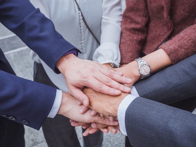 Pessoas de negócios felizes em ter sucesso no trabalho