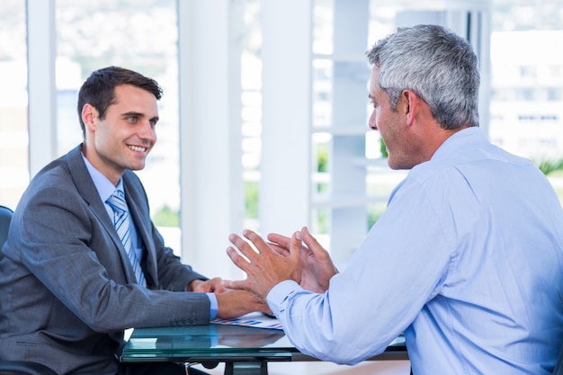 Pessoas de negócios felizes falando juntos