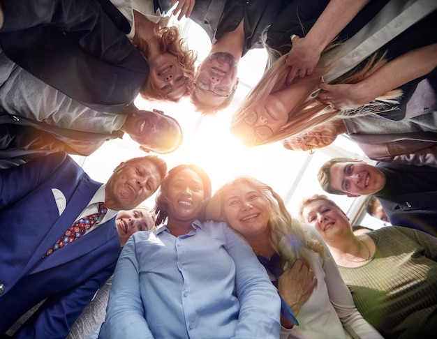 Pessoas de negócios internacionais felizes em círculo