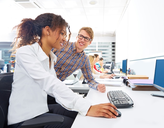 Pessoas de negócios jovem multi étnica mesa do computador