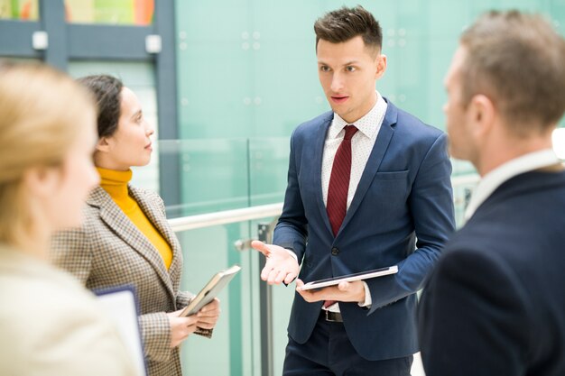 Pessoas de negócios modernas discutindo o trabalho