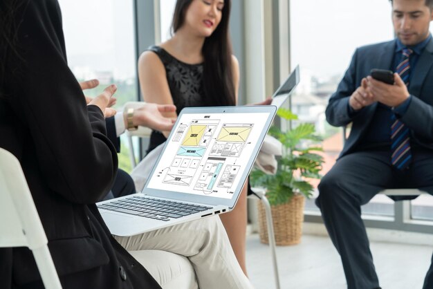 Foto pessoas de negócios na sala de conferências com tela verde chroma key tv ou computador na mesa do escritório grupo diversificado de empresários e empresárias em reunião em videoconferência