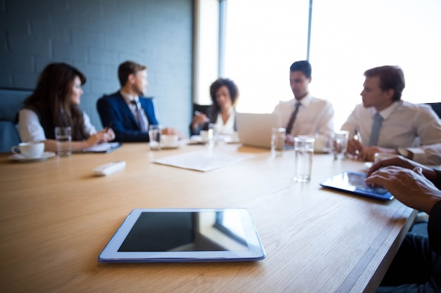 Foto pessoas de negócios na sala de conferências durante uma reunião no escritório