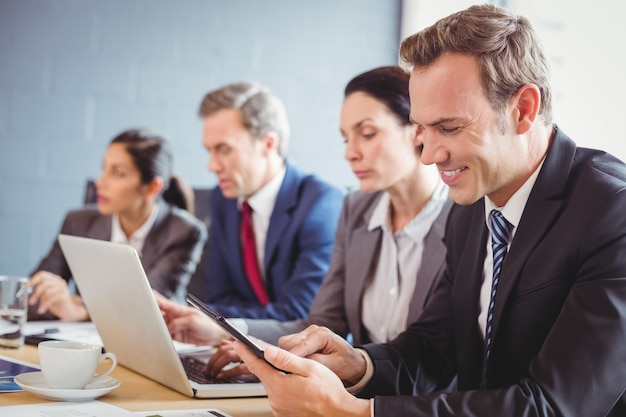 Pessoas de negócios na sala de conferências