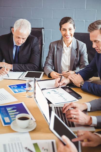 pessoas de negócios na sala de conferências