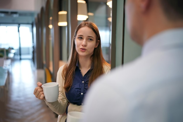 Pessoas de negócios no local de trabalho estão discutindo uma estratégia de trabalho para fazer negócios