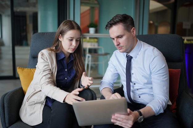 Pessoas de negócios no local de trabalho estão discutindo uma estratégia de trabalho para fazer negócios